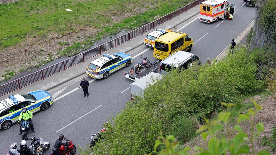 Während der Unfallaufnahme in Müsch war die B 258 voll gesperrt. Dort wurde ein Kradfahrer schwer verletzt.  Foto: Werner Dreschers